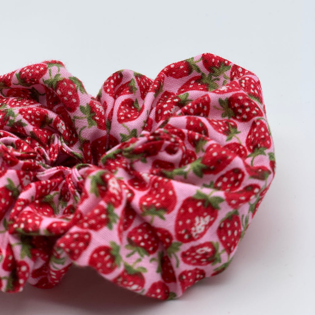 Strawberry Scrunchie - 90s Fashion Scrunchie - Strawberries Scrunchy